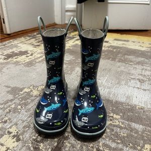 Boys shark rain boots